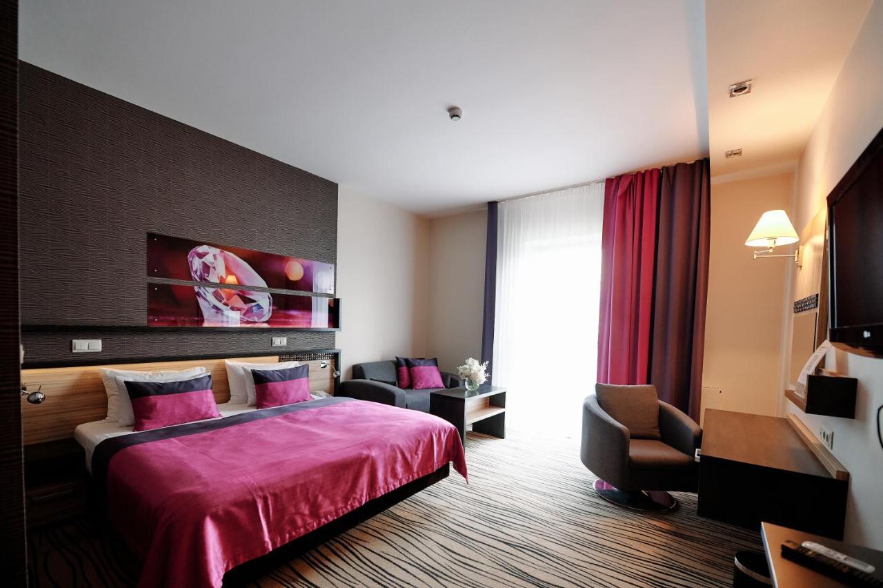 Blue Diamond Hotel Active Spa Trzebownisko Экстерьер фото