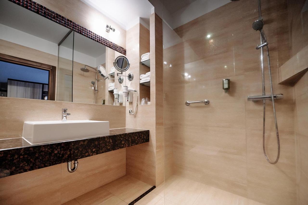 Blue Diamond Hotel Active Spa Trzebownisko Экстерьер фото