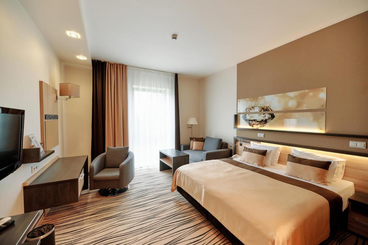 Blue Diamond Hotel Active Spa Trzebownisko Экстерьер фото