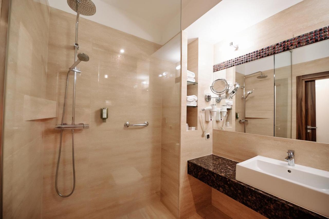 Blue Diamond Hotel Active Spa Trzebownisko Экстерьер фото