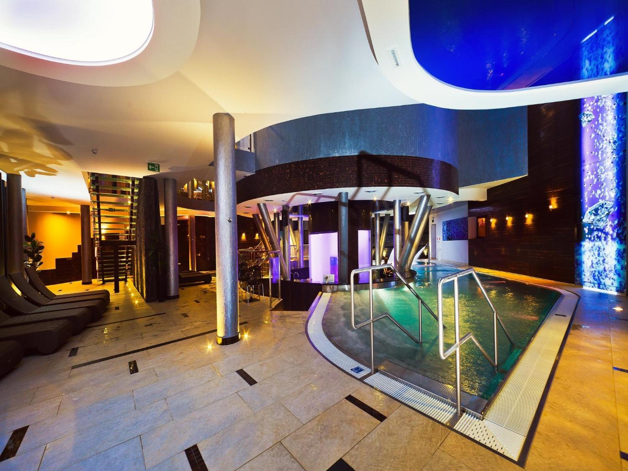 Blue Diamond Hotel Active Spa Trzebownisko Экстерьер фото