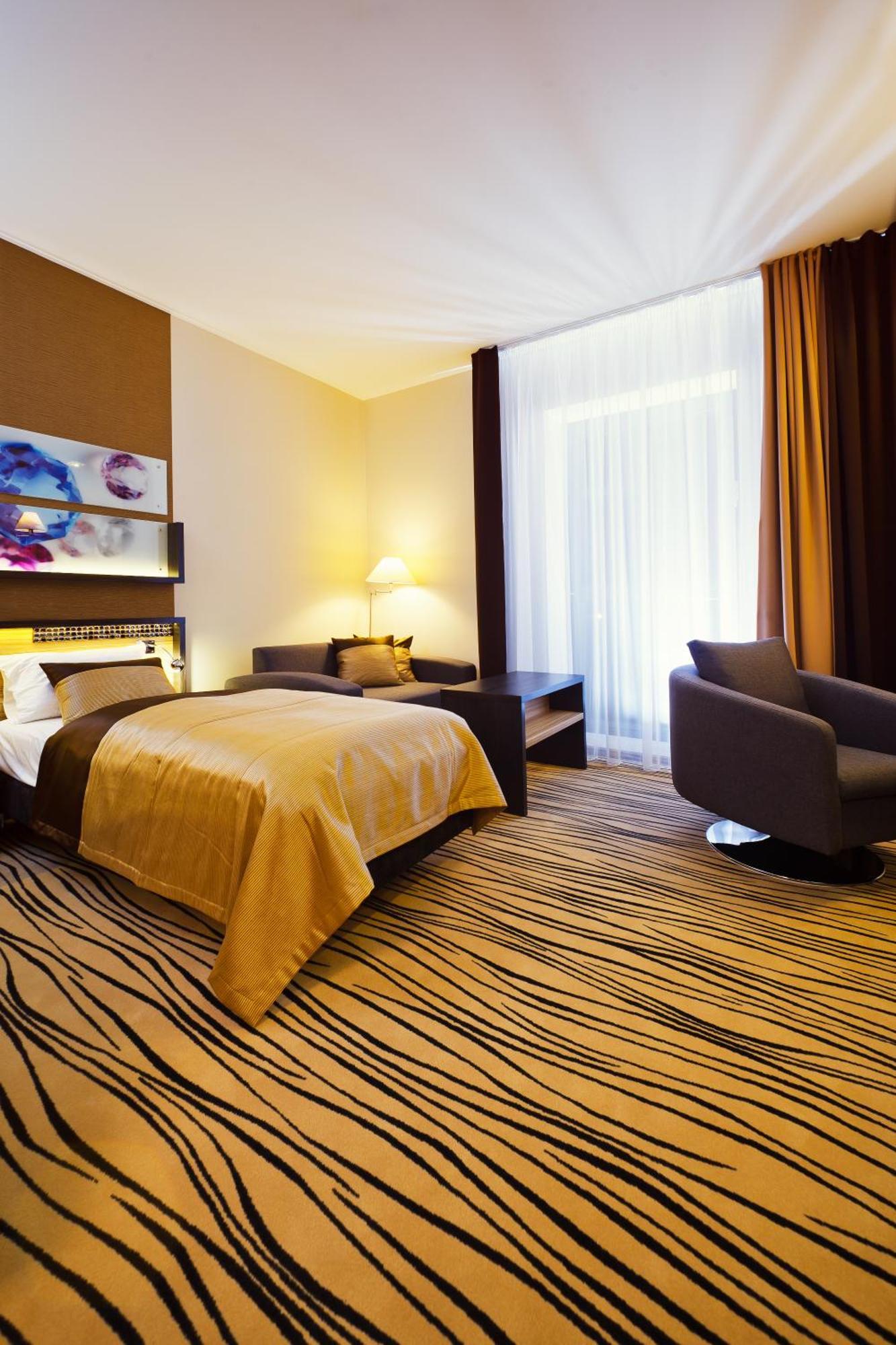 Blue Diamond Hotel Active Spa Trzebownisko Экстерьер фото