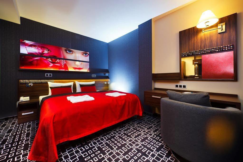 Blue Diamond Hotel Active Spa Trzebownisko Экстерьер фото